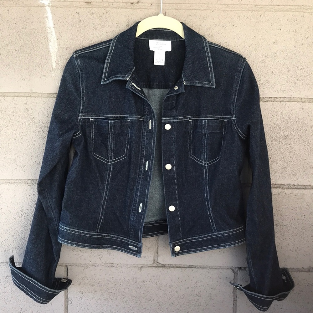 Cute fitted short style jean jacket w/stretch